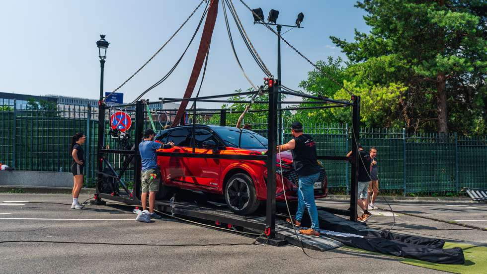 Το ανανεωμένο Nissan Qashqai έκανε ρεκόρ Γκίνες στο bungee jumping!